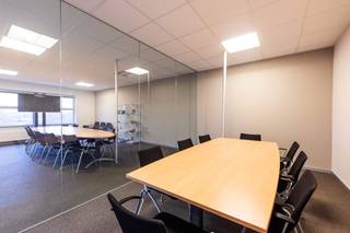 Cet immeuble d'affaires bien entretenu à vendre à Diest, situé dans le « parc industriel Webbekom », sur un petit hectare de terrain, bénéficie d'une excellente accessibilité grâce aux E313 et E314, situées chacune à quelques kilomètres du bâtiment. Le bâtiment comprend des bureaux, des entrepôts et un espace extérieur spacieux et magnifiquement aménagé.<br /><br />Surfaces :<br /><br />- terrain : 9 218,00 m²<br />- surface construite : 2 619,12 m²<br />- entrepôt : 2 160,00 m²<br />- bureaux : 1 011,00 m²<br /><br />Spécifications :<br />- Année de construction : 2002<br />- sol en polybéton<br />- structure en acier<br />- toits plats en partie en béton, en partie en acier<br />- murs en partie en béton, en partie en panneaux sandwich<br />- portail sectionnel (4 m * 4 m) <br />- hauteur libre 6,34 m<br />- Chaudière CVC au mazout sans condensation et pompe à chaleur (air/air)<br />- ventilation, échappement mécanique<br />- Éclairage LED<br />- Cabine haute tension de 160 KVA<br />- 3 * 400 V + N<br />- panneaux solaires<br /><br />Disponibilité :<br />après l'acte<br /><br />Financièrement :<br />- prix demandé 3 500 000,00€<br />- SOIT 19 329,00€<br />- À PARTIR DE 2025 21 308,73€<br /><br />Registre des mesures: non