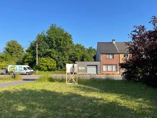 Ruime bouwgrond van 8a 60ca geschikt voor open bebouwing met een voorziene gevelbreedte van +10m vooraan tot 15m breedte achteraan, bijgebouw tot...