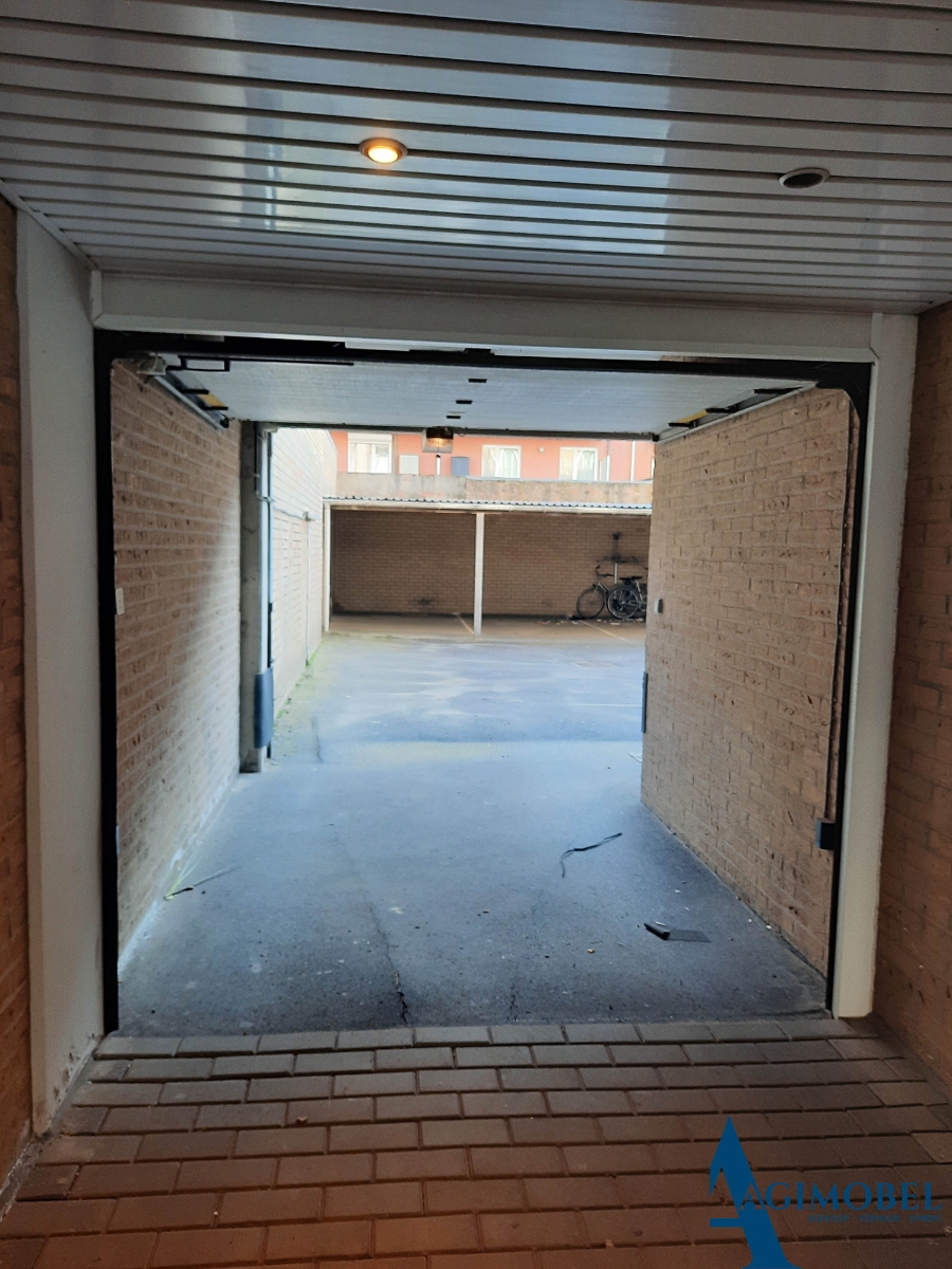 Overdekte staanplaats gelijkvloers links tegen muur, gelegen op  de Koningslaan. - foto 5