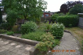 <br />Landelijke woning instap klaar op 2035m²met veel potentieel.<br /><br />Deze vrijstaande woning gelegen in Eindhout ,binnen de straal van 500m zijn er winkels ,school en openbaar vervoer.<br />De op en afrit van E313 bevindt zich op slechts enkele minuten rijden.<br />Een troef aan deze woning is dat alles zich bevind op het gelijkvloers .<br />Alsook dat er geen renovatie verplichtingen zijn .(EPC .D)<br />Beschrijving.<br /><br />- Via de inkomhal komen we in de lichtrijke woonkamer.<br />Daarna komen we verder in de ingerichte keuken vandaar kunnen we de badkamer betreden ,maar ook via de vaste trap naar garage en kelders.<br />Langs de gang gaan we verder naar de 3 ruime slaapkamers en apart toilet. via een vaste trap naar het zolder.<br />Buiten hebben we nog een groot zonnig terras en komen we zo verder in de volledig omheinde tuin waarlangs we via een poort naar het achterliggende straatje weg kunnen.<br /><br />Vragen of afspraak Tel; 0498239983<br /><br />