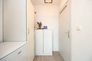 <strong>INSTAPKLAAR APPARTEMENT MET 1 SLAAPKAMER EN TERRAS GELEGEN OP TOPLOCATIE TE HASSELT (HOLLANDSVELD)</strong><br /><br />Dit instapklaar appartement gelegen op de tweede verdieping van residentie Strauss ligt rustig doch centraal op het Hollandsveld te Hasselt. Deze buurt ligt op 5 minuten wandelen van het centrum van Hasselt en is kindvriendelijk en residentieel te noemen. Openbaar vervoer, met bushalte voor de deur, winkels, scholen en sportinfrastructuur zijn bovendien vlakbij! De oprit van de E313 is vlot te bereiken op nog geen 5 minuten rijden van het appartement.<br /><br />Het 1-slaapkamer appartement heeft een bewoonbare oppervlakte van circa 48m² en werd recent gerenoveerd. Zo werden de keuken, de ramen (uitgerust met elektrisch rolluik in de slaapkamer en vliegenramen), de badkamer, de vloer, elektriciteit en de water/afvoerleidingen vernieuwd.<br /><br />De indeling van het appartement is praktisch en is als volgt ingedeeld: inkomhal, badkamer met inloopdouche, lavabo, toilet, een woon - en eetkamer, keuken, 1 ruime slaapkamer en een terras met zuid/west oriëntatie.<br />Verder zijn er 2 gemeenschappelijke fietsenstallingen aanwezig en kan men de auto altijd buiten kwijt op de gemeenschappelijke parking van het gebouw zelf. Bovendien hoort een berging bij het appartement.<br /><br />Het appartement ligt niet aan de straatzijde dus men heeft geen last van straatlawaaai.<br /><br />Dit is een appartement, perfect geschikt voor starters, alleenstaanden of koppels, maar ook voor investeerders die op zoek zijn naar een goed huurrendement.<br /><br /><br />Wenst u dit appartement graag te bezichtigen? Bel ons op 011 96 51 76 of mail ons op info@momentumvastgoed.be