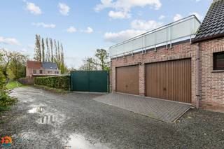 Op een rustige locatie, vlakbij centrum Koningshooikt, bevindt zich deze instapklare woning met 4 slaapkamers, inpandige garage en ruime tuin. U hebt ook de mogelijkheid om op het gelijkvloers kantoorruimtes in te richten voor uw zelfstandige activiteit of vrij beroep. U geniet hier van een uiterst rustige ligging, toch op wandelafstand van het centrum met winkels, scholen en het openbaar vervoer.<br /><br />We betreden de woning via de inkomhal met apart toilet. De hal geeft toegang tot 4 kamers, voorzien van airco, die u kunt inrichten als slaapkamer of bureauruimte. Het gelijkvloers beschikt verder nog over een tweede toilet, een veranda en een ruime inpandige garage. In de goed georiënteerde tuin kunt u steeds in alle rust en privacy genieten van het mooie weer. De leefruimte bevindt zich op de eerste verdieping. De open keuken is hier mooi geïntegreerd in het geheel en voorzien van de voornaamste toestellen. Aangrenzend aan de leefruimte bevindt zich de badkamer, uitgerust met lavabo en douche. Op de eerste verdieping beschikt u tot slot nog over een schitterend terras. <br /><br />Dit is een uitstekende opportuniteit als u op zoek bent naar een instapklare woning met 4 slaapkamers op een rustige locatie. Contacteer ons voor meer informatie op 0474/78 07 73 of neem een kijkje op www.boonstravastgoed.be.<br /><br />Bijzonderheden: <br />- 4 slaapkamers<br />- Inpandige garage<br />- Uitstekende locatie<br /> 