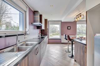 <p>Voor meer info of bezoek bel 02/884.23.26</p><p>Bent u op zoek naar een <strong>instapklare woning</strong> met prachtige <strong>tuin</strong> in een landelijke omgeving? Dan is deze gerenoveerde halfopen bebouwing precies wat u zoekt!</p><p>De woning werd <strong>volledig gerenoveerd in 2024</strong> en heeft een bewoonbare oppervlakte van <strong>ca. 170 m²</strong>. Verder beschikt ze op het gelijkvloers over een inkomhal, aangename leefruimte met open keuken en wasplaats. Op de verdieping bevinden zich 2 ruime slaapkamers (25m² en 15m²) beide voorzien van op maatgemaakte inbouwkasten, volledig uitgeruste badkamer met ligbad en inloopdouche en een dressing.</p><p>Dankzij de recente renovatie woont u hier in een hedendaagse, verzorgde woning met <strong>gunstig EPC-label D</strong>, volledig klaar voor de toekomst!</p><p>Een absolute troef is het <strong>uitzonderlijk perceel van 26a 99ca</strong>, dat tal van mogelijkheden biedt. Buiten vindt u een oprit aangelegd in blauwe hardsteen, <strong>garage</strong> en <strong>polyvalent bijgebouw</strong> dat gebruikt kan worden als studio, hobbyruimte, atelier of voor een vrij beroep.</p><p>Gelegen in woongebied met landelijk karakter, geniet u hier van een <strong>groene open omgeving</strong>, terwijl u zich toch in de dichte nabijheid bevindt van winkels, scholen, sportinfrastructuur, openbaar vervoer en belangrijke invalswegen.</p><p>Een unieke opportuniteit voor wie op zoek is naar een <strong>afgewerkte woning</strong> in een aangename leefomgeving. Stedenbouwkundige inlichtingen in aanvraag.  Geen maatregelen opgenomen in het maatregelenregister.</p>
