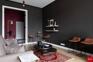 ENKEL BEZOEKEN MOGELIJK DOOR ONDERSTAANDE LINK VOLLEDIG EN CORRECT IN TE VULLEN:<br />mijnhuurprofiel.be<br /><br /><strong>Ruim appartement met terras nabij het centrum van Antwerpen</strong><br /><br />Op zoek naar een ruim en lichtrijk appartement op een centrale locatie? Dit gezellige appartement bevindt zich op de eerste verdieping van een kleinschalig en rustig gebouw, op minder dan 2 km van het centrum van Antwerpen. Dankzij de nabijheid van winkels, openbaar vervoer en belangrijke invalswegen geniet u hier van een uitstekende bereikbaarheid.<br /><br />Bij het binnenkomen wordt u verwelkomd in de ruime leefruimte, waar de grote raampartijen zorgen voor een aangename natuurlijke lichtinval. Vanuit de woonkamer heeft u rechtstreeks toegang tot het ruime terras, een fijne plek om te genieten van de buitenlucht.<br /><br />Aansluitend bevindt zich de volledig geïnstalleerde keuken, uitgerust met onder andere een oven, microgolfoven en vaatwasser. Naast de keuken is er een praktische berging met aansluiting voor een wasmachine.<br /><br />Het appartement beschikt over drie afzonderlijke slaapruimtes (pods), elk groot genoeg voor een tweepersoonsbed. Hierdoor is het appartement ideaal voor verschillende doelgroepen, zoals een gezin, een koppel dat extra ruimte wenst of bewoners die op zoek zijn naar een praktische indeling. Ook cou-housing is hier meer dan mogelijk!<br /><br />De badkamer is uitgerust met een douche, een dubbel lavabomeubel en een toilet.<br /><br />Als extra troef kunnen de bewoners gebruikmaken van de ruime gemeenschappelijke tuin, die professioneel wordt onderhouden en een aangename, groene omgeving biedt om te ontspannen.<br /><br />De maandelijkse huurprijs bedraagt €1.700. De gemeenschappelijke kosten bedragen een provisie van €195 per maand, inclusief verwarming, water, elektriciteit en het onderhoud van de gemeenschappelijke delen.<br /><br />Onmiddellijk beschikbaar.<br /><br />Interesse? Neem gerust contact op met Xander via xander@reds.be voor meer informatie of een bezoek ter plaatse.