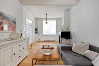 Toppertje in zijn prijsklasse! Al bij het zien van de gevel val je onmiddellijk voor de charmes van deze super gezellige woning. Toffe inkomhal...