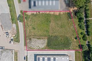 KMO-grond van maar liefst 3.329 m², strategisch gelegen op slechts 2,5 km van de Stationsstraat (N36) en de Oudenaardebaan (N8). Het perceel...