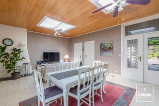 Deze ruime woning met <strong>vier slaapkamers</strong>, <strong>drie badkamers</strong> en een <strong>aangename tuin</strong> is gelegen in het centrum van Melle. <br /><br />Bij het binnenkomen kom je eerst in het voormalige handelsgedeelte. Deze <strong>veelzijdige ruimte</strong> is ideaal als extra woonruimte, praktijkruimte of voor een zelfstandige activiteit. Verder is er de ruime woonkamer met toegang tot de verschillende woongedeeltes. Aansluitend is er de volledig voorziene keuken met keukenberging en een eerste badkamer.<br /><br />Zowel vanuit de woonkamer als de keuken heb je toegang tot verrassend ruime, <strong>volgroeide tuin</strong> met tuinhuis. Hier geniet je in alle <strong>rust </strong>van het <strong>groen </strong>en de <strong>privacy</strong>.<br /><br />Op de eerste verdieping bevinden zich twee volwaardige slaapkamers en een badkamer. De tweede verdieping biedt nog een badkamer, een derde slaapkamer en een heel ruime slaapkamer met mezzanine, ideaal voor extra slaapruimte, bureau of hobbyruimte.<br /><br />Verder wordt de woning gekenmerkt door haar <strong>uitstekende ligging</strong> vlakbij het dorpsplein en een vlotte bereikbaarheid zowel met de wagen (R4, E40, N9) als de fiets met vlakbij ook de trekweg langs de Schelde.<br /><br />De woning is <strong>instapklaar</strong>, tegelijk is er ruimte om ze verder op te frissen en te moderniseren naargelang de eigen smaak en woonwensen.<br /><br />Interesse in deze ruime en goedgelegen woning met tuin? <strong>Contacteer Gijs</strong> voor een bezoek via gijs@convas.be of 0492 84 48 24 (telefonisch of via Whatsapp).