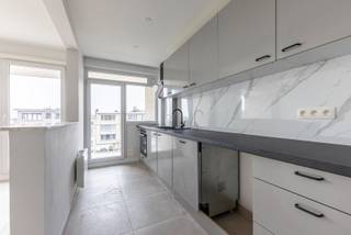 Bent u op zoek naar een modern gerenoveerd appartement met 1 slaapkamer in Deurne? Dan is dit appartement op de eerste verdieping (met lift) met twee balkons precies wat u zoekt!<br /><br />Indeling: <br />U betreedt het appartement via de centrale inkomhal die vooraan toegang geeft tot de lichtrijke en gezellige woonkamer met ruim overdekt balkon en open keuken. <br />De splinternieuwe keuken met compact balkon is voorzien van oven, inductiekookplaat, vaatwasser, dampkap, koelkast, diepvries en aansluiting voor een wasmachine. <br />Daarnaast beschikt het appartement over een rustig gelegen slaapkamer achteraan, alsook over een strakke badkamer met douche, wastafel en toilet. <br />Tot slot beschikt het appartement ook nog over een privatieve kelderberging.<br /><br />Gemeenschappelijke kosten: €125/maand (provisie minuterie, onderhoud, lift, privatief waterverbruik en blokpolis) <br /><br />Pluspunten: <br />- AAA-locatie: nabij openbaar vervoer, winkels, invalswegen, groen, ... <br />- Volledig gerenoveerd met nieuwe keuken en nieuwe badkamer<br />- Buitenruimte <br />- Kelderberging inbegrepen<br />- Beschikbaarheid bij akte<br /><br />Voor meer informatie kan u steeds contact opnemen met One vastgoed!
