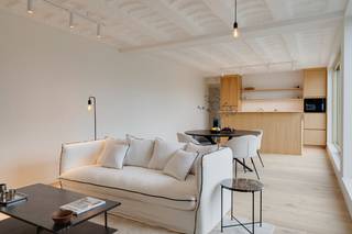 Tussen centrum Antwerpen en Zurenborg ligt een ware oase in de stad: het Groen Kwartier, met PAKT, koffiebar, winkels en fitness, vlakbij Berchem station en invalswegen. <br /><br />Indeling:<br />Dit appartement ligt op de vierde verdieping, toegankelijk met lift of trap. De inkomhal, met ruimte voor een vestiaire, brengt u naar de lichtrijke leefruimte met open keuken, dewelke voorzien is van een prachtige parketvloer. De keuken is een volledig uitgeruste moderne keuken in een fineer eikenhout motief, afgewerkt met een inductiekookplaat met ingewerkte dampkap, composiet werkblad, dubbele spoelbak, koelkast, combi oven en vaatwasser. Grenzend aan de woonkamer en keuken kan u een ruim (35 m²) zuidgeoriënteerd terras terugvinden.<br />De nachthal brengt u tot bij een apart toilet, berging, 2 ruime slaapkamers (16 en 10 m²), een badkamer met ligbad en een douchekamer.<br /><br />Troeven:<br />+ Nieuwbouw<br />+ Top locatie<br />+ Groot zuid terras<br />+ Gunstig EPC<br />+ Ruim en lichtrijk<br />+ Zicht op groen<br /><br />Heeft u interesse en wenst u een bezoek ter plaatse in te plannen? Surf naar onze website www.vbvastgoed.be en klik op de groene knop "ik ben kandidaat"!