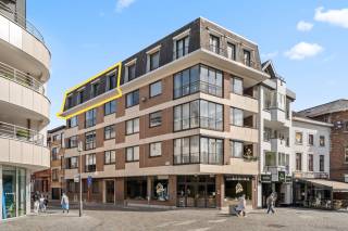 Bent u op zoek naar een instapklaar appartement in het centrum van Tienen? Dit vernieuwde penthouse, gelegen op de vierde en hoogste verdieping biedt een aangename woonomgeving op een toplocatie, vlak bij winkels, scholen, openbaar vervoer (bus- en treinstation) en andere voorzieningen. Het appartement werd dit jaar vernieuwd en beschikt over een inkomhal, een lichtrijke leefruimte, een geïnstalleerde keuken, twee slaapkamers, een badkamer, een apart toilet en een gezellig terras. Daarnaast hoort er een privatieve kelderberging bij het appartement, wat zorgt voor extra bergruimte. Dankzij de aanwezige lift bereikt u het appartement comfortabel.<br />Een ideale woonplek voor wie comfortabel wil wonen in het bruisende centrum van Tienen.