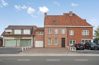 ruime woning is gelegen op de Gentseweg in Sint Eloois Vijve. Voor de deur vind je meerdere parkingplaatsen en er is een uitweg achteraan die uitkomt op de nieuwe verkaveling Spechtenstraat.<br />De tuin achteraan is 295 m² en er is een potentiële bouwgrond na verkavelen.<br /><br />De woning is op het gelijkvloers voorzien van een ruime living, eetplaats met achterliggende keuken die uitkijkt op het binnenplein. Daarnaast hebben we ook nog de wasberging, badkamer, ruime loods van 70 m² en vooraan een grote garage die de loods bereikbaar maakt.<br />Ideaal voor een zelfstandige of klusser.<br /><br />Op het eerste verdiep vinden we 3 slaapkamers, toilet en een bureau ruimte. De zolder werd ingericht met 2 slaapkamers en een berging.<br /><br /><strong>Troeven:</strong>
<ul><li>Gevel vernieuwd en geïsoleerd </li><li>Ruime loods</li><li>Bouwgrond mogelijk na verkavelen.</li><li>5 slaapkamers en mogelijkheid tot 6</li></ul>
<strong>Deze woning staat te koop aan een vanaf prijs doe gerust een hoger bod.</strong><br /><br /><strong>Heeft u vragen of interesse neem dan contact op Jérôme 0472/61.10.10</strong>