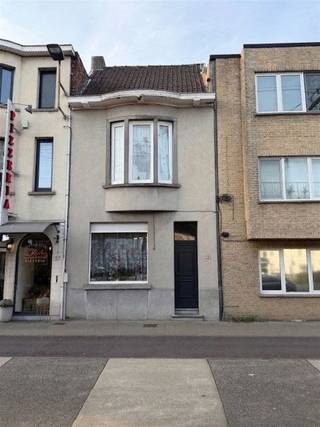 Deze op te frissen woning is centraal gelegen in Sint-Niklaas, op wandelafstand van winkels, openbaar vervoer en andere voorzieningen. Dankzij de...