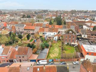 TOP !!! Situé en plein CENTRE avec jardin ! DESCRIPTION : entrée et cage d'escalier, double séjour, cuisine, débarras, salle de bain, 2 chambres...