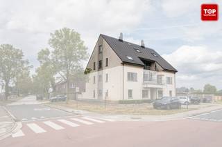 Dit uniek appartement heeft werkelijk alles in huis! In de rustige wolfputstraat, een van de meest gegeerde locaties van Oostakker.Het bestaat uit 2...