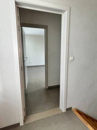 Dit stijlvol duplex appartement bevindt zich op de 1e en 2e verdieping (van op straat gezien links) in een goed gelegen, kwalitatief en traditioneel gebouwde residentie.<br />Bestaande uit een gelijkvloerse kantoorruimte, twee duplex appartementen, privatieve kelderbergingen, 4 garages en 4 parkeerplaatsen<br /><br />Hier vindt men dus het comfort van een aangenaam duplex appartement met 3 slaapkamers en een groot terras in een kleinschalige residentie.<br /><br />Het appartement heeft een bewoonbare oppervlakte van 91m².<br /><br />De indeling is als volgt:<br />Gemeenschappelijke inkomhal op het gelijkvloers. Er is geen lift aanwezig dus geen grote kosten en geen onderhoudscontracten.<br /><br />Op de eerste verdieping is er een inkomhal met gastentoilet, een zeer mooie en stijlvolle leefruimte met open keuken, zit -en eethoek. Toegang tot het terras vanuit de eethoek. Voorraadberging bij de keuken.<br /><br />Op de tweede verdieping bevinden zich 3 slaapkamers, wasplaats en badkamer met ligbad, douche, lavabomeubel en toilet.<br />Via een luik met plooitrap is de volwaardige zolder bereikbaar.<br /><br />Een afgesloten privatieve kelderberging is inbegrepen in de prijs.<br /><br />Gunstig E-peil ! Energielabel B<br />Elektrische installatie conform.<br />CV op aardgas<br /><br />De garage (27.000,- euro) en een privatieve autostaanplaats vooraan (5.000,- euro) zijn mee aan te kopen. Beide voor de combi-prijs van 30.000,- euro.