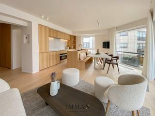 Au coin de la Zoutelaan et de la Lippenslaan, dans le centre animé de Knokke, se trouve cet appartement d'angle entièrement rénové au quatrième étage. Grâce à son orientation sud-ouest, l'appartement bénéficie d'une terrasse ensoleillée et d'une luminosité optimale tout au long de la journée.<br /><br />Lors de la rénovation, des matériaux durables et de haute qualité ont été choisis, tels que la pierre naturelle, le bois massif et le Mortex, ce qui garantit une finition raffinée et intemporelle. Le salon lumineux est relié à la cuisine ouverte, équipée d'appareils électroménagers de qualité et d'un îlot central qui allie parfaitement esthétique et fonctionnalité.<br /><br />L'appartement dispose de trois chambres. La chambre principale est équipée d'un dressing sur mesure, tandis que la deuxième chambre offre de grands placards intégrés. La troisième chambre, plus compacte, est équipée de lits superposés et dispose de sa propre douche. Il y a également une salle de bains élégante avec douche à l'italienne et toilettes, des toilettes séparées pour les invités et un hall d'entrée avec un vestiaire pratique.<br /><br />Enfin, l'appartement dispose d'une cave privative et d'un accès à un local à vélos commun et sécurisé, un atout supplémentaire dans le centre de Knokke.<br />Possibilité d'acheter une place de parking/garage dans les environs !<br />Registre des mesures en cours de demande.<br /><br />N'hésitez pas à nous contacter pour plus d'informations : tél. : 050 62 44 14 ou via knokke@immax.be