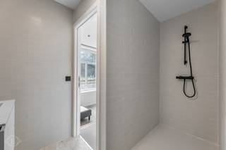 Op zoek naar een comfortabele plek om te studeren en te ontspannen? Deze ingerichte studentenkamer aan de voorzijde op het gelijkvloers biedt alles wat je nodig hebt: een eigen badkamer met regendouche, een handige ontbijtplek met ingebouwde kasten, microgolfoven en koelkast met vriesvak. De kamer maakt deel uit van Trivest, een duurzaam studentenproject met EPC A-label. Geniet van vier moderne gemeenschappelijke keukens, een groene parkachtige binnentuin én een toplocatie op wandelafstand van campussen, station en stad. Perfect voor studenten die stijl, comfort en energiezuinig wonen willen combineren. De maandelijkse huuropbrengst wordt geschat op 690 euro. Wacht niet te lang! Contacteer ons vandaag nog via info@homies.be of 016 22 82 22. HOMIÉS, an Eye for Immo.<br /> 