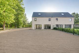 Aan de Fortbaan in Schoten bevindt zich deze energiezuinige nieuwbouwwoning met een ruime tuin. U woont hier in een rustige en groene omgeving, op korte afstand van het centrum van Schoten. De ligging combineert de rust van een residentiële woonomgeving met de nabijheid van winkels, scholen, horeca en openbaar vervoer. Bovendien zijn de belangrijkste invalswegen vlot bereikbaar.<br /><br />De gelijkvloerse verdieping omvat een aangename en lichtrijke leefruimte met een open keuken, uitgerust met kwalitatieve inbouwtoestellen. De keuken vormt samen met de eetruimte en gezellige zithoek een mooi en harmonieus geheel. Dankzij de grote raampartijen geniet de leefruimte van een optimale natuurlijke lichtinval en een aangenaam zicht op de tuin, die bovendien rechtstreeks toegankelijk is. Verder beschikt deze verdieping over een praktische berging, ideaal voor het plaatsen van de wasmachine en droogkast.<br /><br />Op de eerste verdieping bevindt zich de masterbedroom, voorzien van een ensuite badkamer met inloopdouche en wastafel. Daarnaast is er voldoende ruimte om een dressing te creëren. Verder bevinden zich op deze verdieping nog twee slaapkamers, die gebruikmaken van een tweede badkamer met ligbad en dubbele wastafel. De tweede verdieping biedt met haar ruime polyvalente ruimte tal van mogelijkheden en kan naar wens worden ingericht als vierde slaapkamer, bureau of hobbyruimte.<br /><br />De woning werd gebouwd met bijzondere aandacht voor energiezuinigheid en is bovendien uitgerust met zonnepanelen, wat bijdraagt aan een duurzaam wooncomfort.<br /><br />*Verkoop onder registratierechten op het grondaandeel en 21% btw op de constructie.<br /><br />Interesse? <br />Contacteer LISTED voor een bezoek: +32 3 283 51 51.<br />