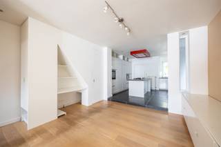 <p>Bent u op zoek naar een instapklare en verrassend ruime woning met veel natuurlijke lichtinval en een modern comfort? Zoek niet verder. Een charmante woning gelegen in het centrum van Kapellen, dat een slimme indeling combineert met een huiselijke sfeer. De leefruimte met een moderne open keuken geeft je een groot ruimtelijk gevoel. Achteraan de keuken is de aparte wasplaats, berging en nog een extra gastentoilet. Op de eerste verdieping bevinden zich drie slaapkamers en een ruime badkamer dat voorzien is van douche, bad en nog een 2de toilet. Er is een ruim terras en tuin dat veel privacy bied. De woning is zeer praktisch ingericht, elke vierkante meter in dit huis is functioneel benut. Er zijn veel maatkasten waardoor dit huis veel opbergruimte heeft. EPC label C. Wg, Vg, Gvkv, Gvkr, Gmo. <br /> </p>