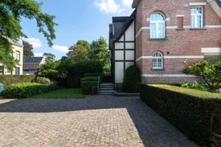 <p>Sommige woningen hebben iets wat u niet zomaar kunt bouwen: karakter. Deze halfopen cottagewoning in de Floralaan is er zo eentje. Een charmante woning met een warme uitstraling, omringd door groen en gelegen in een rustige, aangename straat.</p>
<p>De woning beschikt vandaag over drie slaapkamers en een aparte bureau, waardoor er volop ruimte is voor een gezin, thuiswerk of een hobbyruimte. Tegelijk biedt ze heel wat mogelijkheden om de woning verder aan te passen en te moderniseren volgens uw eigen smaak en woonwensen.</p>
<p>De echte blikvanger is zonder twijfel het ruime perceel met een prachtige, volwassen tuin. Grote bomen, groen en privacy zorgen voor een bijzonder aangename sfeer. Een heerlijke plek voor kinderen om te spelen, voor lange zomeravonden of gewoon om te genieten van de rust rondom u.</p>
<p>De rustige en groene ligging is een absolute troef. De woning bevindt zich in een aangename woonomgeving in Mortsel, terwijl scholen, winkels, openbaar vervoer en verschillende groene ontspanningsmogelijkheden vlot bereikbaar zijn.</p>
<p><span>Op woensdag kunt u bovendien gezellig naar de </span>wekelijkse markt<span>, ideaal voor verse boodschappen en een aangename wandeling door de buurt.<br /></span><br />Ook praktisch zit het goed: de woning beschikt over een oprit en een ruime garage, ideaal voor de wagen, fietsen en extra bergruimte.</p>
<p>Wie houdt van charme en graag zijn eigen stempel drukt op een woning, vindt hier heel wat mogelijkheden om de cottage-uitstraling te combineren met hedendaags wooncomfort.</p>
<p>Een woning met ziel, een tuin met karakter en een ligging waar rust en groen centraal staan.<strong><span><br /><br /></span></strong>Troeven:<br />- Fantastische buurt <br />- Rustige groene straat<br />- Grote tuin<br />- Oprit en grote garage<br />- Vraagprijs= richtprijs<br /><br />Een plek met charme, ruimte en potentieel — klaar voor een nieuwe eigenaar met goesting om er iets moois van te maken.<br /><br />Attesten (EPC, asbest, EK) zijn beschikbaar via onze website: https://jamar.immo/<br /><br />Dit pand is onderworpen aan de renovatieverplichting van de Vlaamse overheid voor residentiële gebouwen.<br />https://www.vlaanderen.be/een-huis-of-appartement-kopen/renovatieverplichting-voor-residentiele-gebouwen<br /><br />Wg, Gvkr, Gvg, Gvv, Gmo, Geen overstromingsgevoelig gebied, geen worg</p>