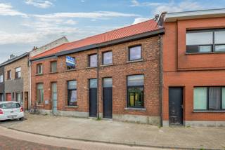 *** Inplannen van een bezoek kan via deze link : https://calendly.com/steven-vg123/bezoeken-ketinglei-47-hemiksem ****<br />Op zoek naar een volledig gerenoveerde en instapklare woning waar je echt niks meer aan hoeft te doen? Zoek niet verder! Gelegen aan de Ketinglei 47 in Hemiksem vind je deze prachtige, energiezuinige woning op een zéér centrale locatie. Met het gezellige centrum, het openbaar vervoer en belangrijke invalswegen vlakbij, geniet je hier van een optimale bereikbaarheid. De woning is van A tot Z vernieuwd met oog voor kwaliteit en comfort. Droom je van een gezellige buitenplek? De stadstuin is een super gezellige aanvulling van deze woning — de ideale plek voor zomerse barbecues of om heerlijk te ontspannen.<br />De belangrijkste troeven op een rij:Volledig gerenoveerd: Uitgerust met een nieuwe keuken, een moderne badkamer, een gloednieuwe verwarmingsinstallatie op aardgas , een nieuw geïsoleerd dak én nieuwe ramen. <br />Toekomstgericht & Zorgeloos: Gunstig EPC-label B, volledig asbestvrij en een goedgekeurde, conforme elektrische installatie. <br />Indeling: Een gezellige leefruimte met veel lichtinval, vernieuwde keuken en badkamer, en 2 volwaardige slaapkamers. <br />Buitenruimte: Gezellige stadstuin. Kortom: de perfecte combinatie van een centrale ligging, moderne luxe en een heerlijke tuin. Ideaal voor starters, jonge gezinnen of wie zorgeloos wil verhuizen. <br />Interesse? Neem snel contact op voor een bezoek en laat je verrassen door deze parel op Ketinglei 47!