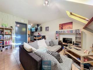 SOUS OPTION Situé au coeur de Tubize, bel appartement une chambre situé au 2ème étage d'une petite résidence sans charges. Il se compose d'un...