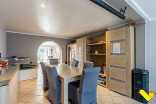 Leuke gezinswoning met aangelegde tuin.We betreden deze ruime woning via de inkomhal om vervolgens door te gaan naar de ruime en lichtrijke...