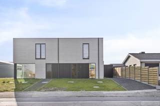 <h4><strong><em>Mogelijkheid aan te kopen aan 6% btw* !</em></strong></h4>
<br />Deze schitterende halfopen nieuwbouwwoning in Anzegem beschikt over 3 ruime slaapkamers en een moderne badkamer.
<h4><strong>De indeling van de woning is als volgt:</strong></h4>
Gelijkvloers: inkomhal, apart toilet, ruime living met aansluitende open keuken, grote berging<br />Verdieping: 3 ruime slaapkamers, apart toilet, badkamer met bad, douche en lavabomeubel
<h3>Troeven: </h3>

<ul>
	<li>Ruime woning met een bewoonbare oppervlakte van 165 m²</li>
	<li>BEN-woning met E-peil van 20! Verwarming met lucht-water warmtepomp, ventilatiesysteem D</li>
	<li>Regenput (10 000l) </li>
	<li>Zonnepanelen</li>
	<li>Vloerverwarming </li>
	<li>Grote tuinberging</li>
	<li>Carport reeds vergund</li>
</ul>

<h3>Prijs</h3>
<strong>€ 385 000 + kosten</strong> (12% registratierechten op grond - 6% btw op constructie*)<br />* indien voldaan aan de voorwaarden voor 6% btw. <br /><br />Mis deze unieke kans niet en neem vandaag nog contact met ons op voor meer informatie of een bezoek ter plaatse.<br /><br />Mail: Martijn@maesconceptimmo.be<br />tel: 0470/62.95.68