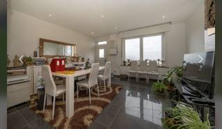 Een mooi gelegen, te moderniseren woning met oa. 3 slaapkamers, terras en tuin. <br />Gelegen op een perceel van 4a 13ca.<br /><br />Op het gelijkvloers: woonkamer/leefruimte, keuken, douchekamer (lavabo, douche, toilet);<br />Op de eerste verdieping: overloop, 2 slaapkamers;<br />Op de tweede verdieping: overloop, 2 slaapkamers;<br />Verder: terras en tuin.<br /><br />Buitenschrijnwerk pvc enkele beglazing + rolluiken<br />Perceeloppervlakte: 4a 13ca - K.I.: 534 EUR<br /><br />Stedenbouwkundige inlichtingen in aanvraag.