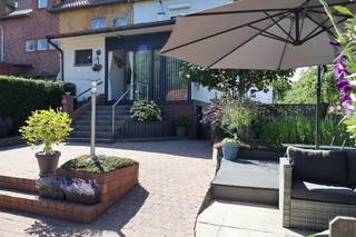 Deze karaktervolle, instapklare gezinswoning met 3 slaapkamers en prachtige tuin is gelegen in een rustige woonwijk, nabij winkels, restaurants, scholen en openbaar vervoer en de autosnelweg.<br /><br />De zonnige, verzorgde tuin vormt een echte oase van rust. Het ruime terras nodigt uit om volop te genieten van gezellige zomeravonden met familie en vrienden. De onderhoudsvriendelijke aanleg en het groen zorgen voor een aangename en sfeervolle buitenomgeving.<br /><br />Een absolute meerwaarde is de vrijstaande bijbouw achter in de tuin, ingericht met een extra woon-/eetruimte en keuken + toilet. Ideaal als hobbyruimte, gastenverblijf, thuiskantoor of voor wie graag familie ontvangt.<br /><br />Verder beschikt de woning over een garage met poort, een tuinhuis en een ruime kelder die perfect kan dienen als opslagruimte, werkplaats of hobbyruimte.<br /><br />Indeling:<br />- Inkomhal<br />- Ruime leefruimte<br />- Moderne leefkeuken met uitzicht op de mooie tuin<br />- 3 slaapkamers, waarvan 1 op de zolderverdieping<br />- Ruime kelder<br />- Bijgebouw met keuken en toilet<br />- Ruime achtertuin met een gezellig terras <br /><br />Details:<br />- Gunstige, rustige ligging<br />- EPC 525 kWh/m² - F-label (Renovatieverplicting van toepassing) <br />- 165 m² woonoppervlakte<br />- Nieuwe pvc ramen<br />- Geïsoleerd dak<br />- Verwarming op stookolie<br />- Ruime tuin met een gezellig terras<br />- Bijbouw achter in de tuin met extra woon-/eetruimte en keuken<br />- Garage met poort<br /><br /> Beschikbaarheid te bespreken.