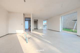 Aankoop mogelijk aan 6% BTW!Ontdek deze zeer ruime en moderne halfopen nieuwbouwwoning op een gunstige locatie in Sijsele, met vlotte verbindingen naar Brugge, Maldegem en de Kust. In de directe omgeving vindt u winkels en openbaar vervoer.De woning combineert moderne architectuur met hoogwaardige afwerking en biedt een bewoonbare oppervlakte van ca. 200 m², aangevuld met een vrijstaande garage van 28 m².Indeling: inkomhal met gastentoilet, ruime en lichtrijke leefruimte (47 m²) met open, volledig geïnstalleerde keuken en aansluitende berging/wasplaats. Op de eerste verdieping bevinden zich 3 slaapkamers, waaronder een master bedroom (17 m²) met ruimte voor een grote dressing, een stijlvolle badkamer met inloopdouche, ligbad en dubbel lavabomeubel, en een apart toilet. De zolder (28 m²) met vaste trap biedt extra mogelijkheden (leidingen worden voorzien)Buiten geniet u van een zuidwestgerichte tuin met inbegrepen afsluiting.Energiezuinig wonen met E-peil < E20, warmtepomp, vloerverwarming, regenwaterput 7500l aangesloten aan de sanitaire installatie, ventilatiesysteem D en zonnepanelen.📞 Contacteer Lorenzo voor een bezoek: 0492 08 08 08 – lorenzo@correctvastgoed.be👉 Online schattingstool: https://www.correctvastgoed.be/schatting