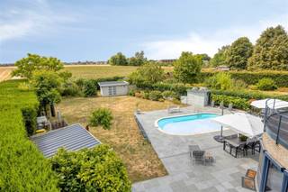 <p><span>Aan het einde van een rustige woonstraat, waar het asfalt overgaat in open velden, ligt deze verzorgde villa met dubbele garage. De ligging op de rand van de verkaveling zorgt voor een uitzonderlijke rust: achteraan kijkt u zo over de akkers uit.</span></p><p><span>Binnen ontvangt een lichtrijke, ronde leefruimte u met zicht op de tuin, verwarmd door een sfeervolle speksteen &amp; gashaard. De open keuken met kookeiland sluit vlot aan. Vier slaapkamers met veel lichtinval bieden ruimte voor het hele gezin, aangevuld met twee volledig uitgeruste badkamers: ligbad, inloopdouche en dubbele wastafels.</span></p><p><span>Buiten wacht de echte troef: een verwarmd zwembad op warmtepomp en zonnecollector, omringd door een ruim terras, overdekte zithoek en tuinberging. De achtertuin grenst direct aan de velden, voor een zeldzaam gevoel van privacy.</span></p><p><span>Energetisch sterk: zonnepanelen en thuisbatterij zorgen voor besparing op de energiefactuur, met een gunstig EPC-label B. Elektriciteit conform gekeurd.</span></p><p><span>Troeven:</span></p><ul><li><span>4 slaapkamers, 2 volledig uitgeruste badkamers</span></li><li><span>Lichtrijke ronde leefruimte met speksteen &amp; gashaard</span></li><li><span>Open keuken met kookeiland</span></li><li><span>Verwarmd zwembad (warmtepomp + zonnecollector)</span></li><li><span>Ruim terras, overdekte zithoek en tuinberging</span></li><li><span>Zonnepanelen + thuisbatterij EPC B</span></li><li><span>Elektriciteit conform</span></li><li><span>Dubbele garage</span></li><li><span>Rustige ligging, grenzend aan de velden</span></li></ul><p><span> </span></p><p><span>Interesse of een bezoek inplannen? Neem contact op voor meer info.</span></p>