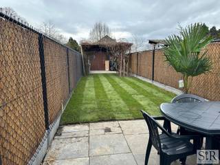 <span>Ben je op zoek naar een rustig gelegen woning met 2 slaapkamers en grote tuin vlakbij Mechelen en alle belangrijke invalswegen en met extra troef het natuur- en wandeldomein Mechels Broek op fietsafstand? Dan is dit exact wat je zoekt! Deze woning geniet van veel lichtinval, heeft twee slaapkamers en bovendien ook een ruime tuin met terras. Ideaal voor wie geniet van rust maar toch alles vlakbij wil hebben.<br /></span><span><br />Indeling: de woning omvat op de gelijkvloers een ruime leefruimte, volledig geïnstalleerde keuken, een recent gerenoveerde badkamer met toilet, ligbad met douche en groot lavabomeubel. Verder heeft de woning een goed onderhouden tuin met terras en tuinhuis. Deze heeft een achteruitgang zodat je een aparte ingang hebt om de tuin te betreden vanop straat. Ideaal voor o.a. je fietsen en je vuilbakken. Op de overige verdiepingen vindt u de 2 slaapkamers.<br /></span><br /><span>Concreet: moderne en zeer gezellige woning met twee slaapkamers en alle comfort gelegen in Muizen met een vlotte verbinding naar de E19 en het openbaar vervoer (bus en trein). Ideaal als investering of om zelf te bewonen. Op amper 10 minuutjes ben je met de fiets in centrum Mechelen of in het natuurdomein Mechelsbroek.<br /></span><span><br /></span><span>Aarzel niet ons te contacteren (telefonisch 015/65.50.05 of per mail info@immosir.be) om een afspraak in te plannen.</span>