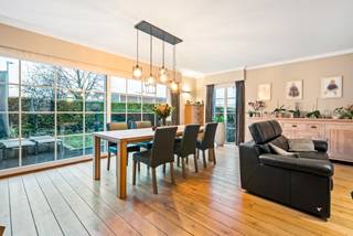 Landelijke woning met praktijkruimte gelegen nabij het centrum van Hoogstraten op perceel van 967 m². De woning werd gebouwd in 2005 en...