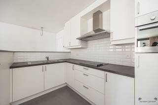 Discover this turnkey apartment with a prime location in the bustling center of Brasschaat, with stores, public transport, restaurants right...