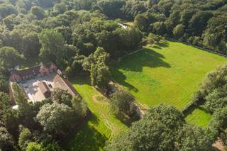 Ferme historique "De List" sur 27.355m² dans une réserve naturelle, près de Peerdsbos, à proximité des infrastructures, écoles et magasins. La...