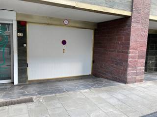 <p><span>Indoor Parking place in an apartment building, well located near the EU-offices. Immediately available and for Min. 1 year rent.</span></p>