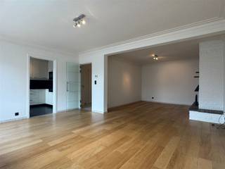 <p>Dit appartement, gelegen op de derde verdieping, bevindt zich in Residentie Anjelier op de Leo de Béthunelaan.</p><p>Het appartement bestaat uit een woonkamer, volledig uitgeruste keuken, drie slaapkamers, badkamer, berging en terras. <br />Verder is er nog een garage en een kelder aanwezig.</p><p>Gelegen in de nabijheid van op/afritten autostrade (E40) en vlakbij winkels, scholen en openbaar vervoer.</p><p>Huurprijs bedraagt 1100 euro/maand<br />Gemeenschappelijke kosten is 50 euro<br />Provisie voor verwarming en warm water is 100 euro. </p>