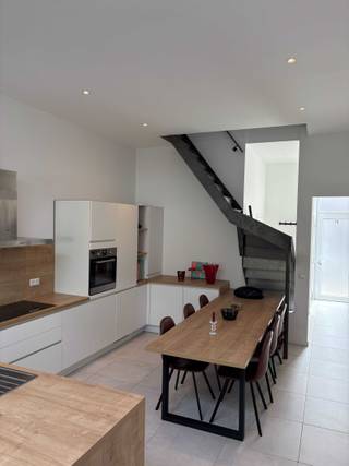 Deze energiezuinige recent gerenoveerde woning is centraal gelegen, edoch vlot bereikbaar via meerdere goede invalswegen. De woning bevindt zich vlakbij het centrum van Sint-Niklaas. In de nabije omgeving treft u alle nodige faciliteiten aan. Winkels, scholen, openbaar vervoer, horeca, groene speelzones, enzovoort zijn op wandelafstand te bereiken.<br /><br />Het betreden van de woning geeft, mede door de dubbele plafond hoogte en veel lichtinval, direct een ruim en open gevoel. De open inkomhal geeft toegang tot de lichtrijke leefruimte met aansluitend een open, volledig hoogwaardig geïnstalleerde keuken (koelkast, kookvuur, dampkap, vaatwasmachine, en dubbel spoelbak). Verder voorziet het gelijksvloer een ruime berging en een gastentoilet, dewelke bereikbaar zijn vanuit de inkomhal.<br /><br />De eerste verdieping herbergt twee mooie slaapkamers en een ruime badkamer (inloopdouche, ligbad, lavabomeubel met dubbele wastafel en toilet).<br />Via de vaste trap bereikt men een afgewerkte ruime zolderkamer welke dienst kan doen als derde slaapkamer.<br />Een absolute troef is ongetwijfeld de mooie stadstuin met gezellig terras en groen zicht achteraan.<br />Deze woning werd volledig gerenoveerd in 2020, waardoor het pand beschikt over een gunstige EPC-score (110kwh/m2 jaar) en dus voldoet aan de huidige normen qua energie en isolatie. <br /><br />Richtprijs: 380.000 euro<br />U kunt zich vrijblijvend inschrijven voor een kijkdag die gepland staat op 2/05/2026 via hannes.de.rycke@gmail.com, of neem contact op via het nr 0495 24 85 52.<br />