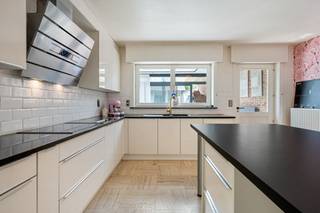 Bent u op zoek naar een ruime gezinswoning waar ruimte en een prachtige tuin samenkomen? Dan zal deze halfopen woning in de Kortewagenstraat u ongetwijfeld weten te bekoren.<br />Deze charmante woning geniet van een uitstekende bereikbaarheid en een perceel van 1.595 m² met een zonnige zuid gerichte tuin waar rust en privacy centraal staan.<br /><br />Via de inkomhal betreden we de woning. De ruime leefruimte is heel lichtrijk door de grote raampartijen en biedt alle ruimte voor een gezellige zithoek en een royale eetplaats. De aanwezige houtkachel zorgt tijdens de wintermaanden voor extra sfeer en gezelligheid.<br />Aansluitend bevindt zich de moderne, volledig uitgeruste keuken met kookeiland, hoogwaardige toestellen en voldoende werk- en bergruimte. Vanuit de keuken bereikt u de berging/wasplaats en prachtige veranda, die het hele jaar door een heerlijke extra leefruimte vormt en een mooi zicht biedt op de tuin.<br />Verder beschikt het gelijkvloers over een douchekamer, bureauruimte of extra slaapkamer en een afzonderlijk toilet.<br /><br />Op de verdieping bevinden zich vier volwaardige slaapkamers en een ruime badkamer met dubbel lavabomeubel, ligbad en inloopdouche, waardoor deze woning perfect geschikt is voor grotere gezinnen of mensen die gewoon graag veel ruimte hebben.<br /><br />Buiten wordt het plaatje compleet. De zonnige tuin vormt een groene oase met een vijver en een gezellige overdekte loungehoek waar het heerlijk vertoeven is met familie en vrienden.  Aan de woning is er ook nog een deels bovengronds geplaatst zwembad, welke te renoveren of te verwijderen is.  Aansluitend aan de woning is er een ruime vrijstaande dubbele garage met extra zolderberging, ideaal voor wie nood heeft aan veel opslagruimte, een werkplaats of hobbyruimte.<br /><br />Met een bewoonbare oppervlakte van ca. 250 m², een gunstig EPC van 180 kWh/m² (label B) en een ruim perceel biedt deze woning een mooie combinatie van ruimte, comfort en woonkwaliteit. De huidige stookolieketel dient vervangen te worden, waardoor u de mogelijkheid heeft om meteen te kiezen voor een moderne en energiezuinige verwarmingsinstallatie.<br /><br />Ook zijn er nog 18 zonnepanelen aanwezig van +/- 4000 Wp met nog een 6 tal jaar groenstroomcertificaten van 230 euro per 1000 Wp<br /><br />Bent u op zoek naar een instapklare gezinswoning met een grote tuin, veel leefruimte en een grote garage/berging? Mail ons naar info@loimmo.be voor een bezoek.