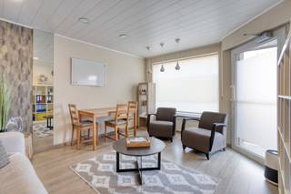 Le bâtiment commercial du rez-de-chaussée comprend une salle d'attente pratique, 3 salles de pratique fonctionnelles, une kitchenette et des toilettes. Cette section est parfaite pour une variété de professions ou de services.<br /><br />Le salon, actuellement accessible par la rue latérale, commence au rez-de-chaussée avec un hall d'entrée, un débarras pratique et des toilettes. Vous y trouverez également un espace de vie et une cuisine. Depuis le salon, vous pouvez monter les escaliers jusqu'à l'étage supérieur. Au premier étage, vous trouverez une deuxième cuisine, qui à son tour s'ouvre sur une confortable terrasse sur le toit. Grâce à cette cuisine, vous accédez également au deuxième espace de vie spacieux qui bénéficie de beaucoup de lumière. Attenant à cet espace de vie, un autre hall donne accès à une chambre et à une salle de bain rénovée. Au deuxième étage, il y a trois autres chambres et une salle de bain supplémentaire.<br /><br />Détails : <br />- Label EPC C<br />- Bâtiment offrant de nombreuses possibilités<br />- Fenêtres renouvelées pour doubler le vitrage à haute efficacité<br />- Toit isolé<br /><br />Ce bâtiment d'Ekeren offre de nombreuses possibilités. Que vous recherchiez une propriété commerciale rentable à vendre avec une maison confortable au-dessus, ou que vous rêviez d'une maison très spacieuse, c'est votre chance. Cette propriété unique est prête et attend son nouveau propriétaire.<br /><br />Êtes-vous intéressé par l'achat de cette propriété à Ekeren ? N'hésitez pas à nous contacter. Vous souhaitez une estimation gratuite de votre propriété par l'intermédiaire de notre agence immobilière ? Appelez-nous pour une conversation informelle au 03/666 66 66 ou envoyez un e-mail à schattingen@dewaele.com.