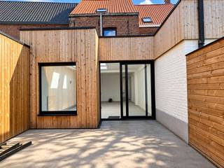 Leuke woning met aangename leefruimtes &amp; 4 slaapkamers nabij het centrum van Roeselare &amp; het Geitepark. Leuke stadstuin met uitweg! Indeling: Inkomhal met gastentoilet. Vooraan situeert zich de keuken die door de koper nog zelf kan gekozen worden. Berging met technieken &amp; wasplaats. Verdiep 1 heeft vier kamers en een badkamer. Lichtrijke woonkamer met moderne toets en zicht naar het ruime terras met bestaand bijgebouw, ideaal als tuinberging. Achterliggend gazon met uitweg, en eventuele mogelijkheid voor een (zij) garage bij te kopen. <br />Interesse voor een bezoekje: maggie@vastgoednorman.be of 0479402404.