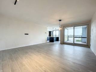 Dit nieuwbouwappartement op de 1ste verdieping van het gebouw is gelegen in het centrum van Staden, op wandelafstand van het marktplein en diverse winkels.<br />Het appartement omvat inkomhal, lichtrijke leefruimte met open ingerichte keuken en aanpalend een terras, ruime berging/wasplaats, toilet, badkamer en 2 slaapkamers. <br /><br />Extra troeven:<br />* Zonnepanelen<br />* Gemeenschappelijke fietsenberging<br />* Parkeerplaats incl.<br /><br />Bij het bouwen van deze appartementen werd aan alle comfort voor de bewoners gedacht! Oa. ook zonnescreens aan de achterzijde, rolluiken bij bad-en slaapkamers, centrale tappunten voor regenwater, lift,...<br /><br />Bijkomende syndickosten: 40,00 EUR/maand<br />(EPC:31 kWh/m²jaar - UC80958)<br /><br />Contacteer ons vrijblijvend voor meer info op 051/545.969