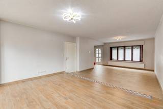 <p><span>Cette maison récemment rénovée est située à Eine, une commune d'Audenarde. A seulement 10 minutes du centre d'Oudenaarde, tout en bénéficiant de la tranquillité d'une rue calme. <br /><br />Disposition :</span></p><ul><li><span>Rez-de-chaussée : hall d'entrée, toilettes invités, salon, salle à manger, cuisine (four, micro-ondes, plaques de cuisson, hotte aspirante, réfrigérateur et lave-vaisselle disponibles), terrasse, cave, garage, débarras, débarras couvert/terrasse</span></li><li><span>Premier étage : 2 chambres spacieuses, 1 petit bureau/chambre d'enfant, salle de bains avec baignoire, douche et double lavabo, toilettes séparées</span></li><li><span>Deuxième étage : 2 chambres à coucher, deuxième salle de bain avec douche et lavabo</span></li><li><span>Chauffage au gaz naturel</span></li></ul><p><span> </span></p><p><span>C'est ce que vous cherchez ? <br />Contactez Els aujourd'hui pour une visite : 0496 10 65 76 ou <span>els@heritagevastgoed.be</span></span></p><p><span> </span></p><p><span><br /> €<br />Disponibilité : à partir du 01/11/2024 Loyer : 1050/mois Garantie de loyer : 3 mois</span></p><p><span> </span></p>