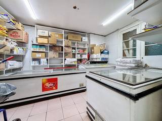Dit opbrengsteigendom met handelsgelijkvloers en 3 appartementen te koop in het noorden van Antwerpen is gelegen aan de bruisende Dambruggestraat.In de nabije omgeving bevinden zich het Centraal Station en andere belangrijke invalswegen waardoor de bereikbaarheid gegarandeerd is. Indeling:Gelijkvloers: handelsruimte 71m²- winkel- terras van 15m²Eerste verdieping: appartement van 66m²- leefruimte- keuken- slaapkamer- badkamer met douche en toiletTweede verdieping: appartement van 66 m²- leefruimte- keuken- slaapkamer- badkamer met douche en toiletDerde verdieping: appartement van 51 m²- leefruimte met open keuken- 2 slaapkamers- badkamer met douche en toiletBijzonderheden:- rendement van 6,5%- individuele meters voor gas, water en elektriciteit- Positief advies voor vermoeden van vergunningEPC waarden:- handelsruimte: F-label- eerste verdieping: 327 kWh/m²- tweede verdieping: 365 kWh/m²- derde verdieping: 597 kWh/m²Het gebouw wordt te koop aangeboden voor een vraagprijs van 475.000 Euro.Bent u geïnteresseerd in een appartement of woning te koop in Antwerpen? Aarzel dan niet om ons te contacteren. Bestuursmaatregelen in het maatregelenregister: nee