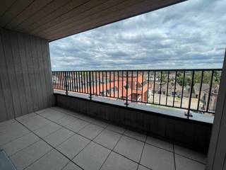 Jong 2-slaapkamerappartement vlakbij het station van Harelbeke. Gelegen op de 5de verdieping (met lift) en bestaande uit een ruime inkomhal, berging/wasplaats, apart toilet, badkamer en 2 volwaardige slaapkamers. Woonkamer met open keuken en een ruim terras met mooi verzicht. Bovengrondse autostaanplaats achteraan het gebouw is inbegrepen in de huur.<br />Beschikbaar uiterlijk 1 september. Huurprijs: 735 €/maand +75 € syndic= 810 €. Afspraken enkel per mail.