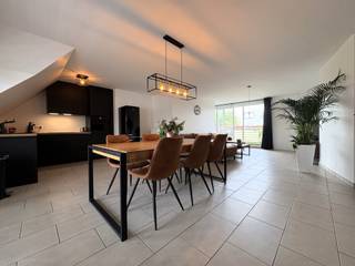 Dit prachtig appartement met 2 slaapkamers en aparte garagebox is gelegen in het rustige en groene Bossuit, een deelgemeente van Avelgem. Dankzij...