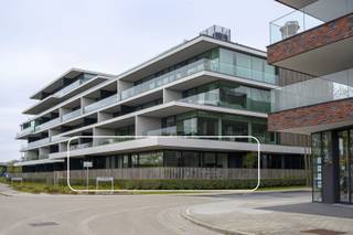 Ontdek dit prachtig afgewerkt appartement in de exclusieve Residentie Senzafine, gelegen langs de Leie in het hart van Kortrijk.<br /><br />Bij het betreden van het appartement komt u binnen in een ruime inkomhal. Aansluitend bevindt zich de lichtrijke leefruimte, afgewerkt met half-massief parket, waar grote raampartijen zorgen voor een open gevoel en een prachtig zicht op de Leie.<br /><br />Vanuit de leefruimte heeft u directe toegang tot het uitzonderlijk ruime terras, een echte troef van het appartement. Hier geniet u in alle rust van het prachtige uitzicht op het water en de omgeving van Kortrijk.<br /><br />De open keuken is volledig uitgerust en heeft een oven, combi-oven, vaatwasser, koelkast, inductiekookplaat en dampkap. De keuken is voorzien van voldoende opbergruimte. Het appartement is bovendien overal voorzien van zonnewering en domotica.<br /><br />De twee volwaardige slaapkamers hebben ingemaakte kasten en elk een badkamer. De eerste badkamer heeft een bad, toilet en lavabo. De tweede badkamer een lavabo en inloopdouche.<br /><br />Prijs appartement: 795.000 euro.<br />Prijs appartement incl. dubbele garage: 890.000<br />Optie tot aankoop 1 of 2 staanplaatsen (40.000 euro/staanplaats). <br /><br />Troeven:<br />- afwerking met hoogwaardige materialen<br />- uitstekende locatie met prachtig zicht<br />- 2 slaapkamers en 2 badkamers<br />- dubbele garagebox<br /><br />Interesse in dit appartement? <br />Contacteer Louise voor meer info of een bezoek! Bel +32 496 08 08 00 of mail louise@immo-lys.be<br />