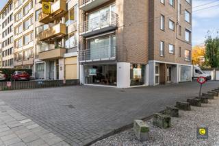 <p><span>Handelspand met topzichtbaarheid op de Fruithoflaan - ideaal voor ondernemers én investeerders</span></p><p><span>Op één van de meest commerciële assen van Berchem, de geliefde Fruithoflaan, vinden we dit strategisch gelegen handelspand met een uitzonderlijke visibiliteit. Dankzij de brede etalage en de constante passage is dit gelijkvloers de ideale plek voor wie wil ondernemen in een dynamische buurt. Winkel, kantoor, praktijkruimte, showroom  De mogelijkheden zijn breed en flexibel.</span></p><p><span> </span></p><p><span>Indeling</span></p><p><span>Het handelspand bestaat uit een ruime commerciële gelijkvloerse oppervlakte met veel lichtinval en een optimale indeling voor zowel verkoop als dienstverlening. Aansluitend bevindt zich een aparte bureauruimte en een ruime garage (25.000 euro), wat niet alleen praktisch is, maar ook een waardevolle troef vormt in deze buurt.</span></p><p><span> </span></p><p><span>Troeven op een rij</span></p><p><span>- Toplocatie op de Fruithoflaan</span></p><p><span>- Grote etalage &amp; uitstekende zichtbaarheid</span></p><p><span>- Flexibele indelingsmogelijkheden</span></p><p><span>- Aparte bureauruimte</span></p><p><span>- Ruime garage mogelijk</span></p><p><span>- Geschikt voor winkel, kantoor of praktijk</span></p><p><span>- Sterk rendementspotentieel voor investeerders</span></p><p><span>- Onmiddellijk beschikbaar</span></p><p><span>- 66 m² (cfr. EPC)</span></p><p><span> </span></p><p><span>Een kans om een handelsgelijkvloers te verwerven op een absolute topligging in Berchem - ideaal voor wie onderneemt of voor wie op zoek is naar een veilige vastgoedbelegging.</span></p>