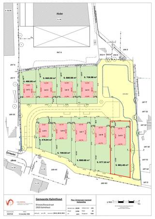 Op een rustige locatie aan de Drieslei in Kalmthout werd een nieuwe verkaveling gerealiseerd, bestaande uit 9 bouwpercelen voor open bebouwing. <br /><br />LOT 9 heeft een straatbreedte van 17,06 m en een diepte van 52,65 m.<br /><br />De woning die gebouwd mag worden, is vrij van bouwstijl en mag een maximale bebouwingsoppervlakte van 182,75 m² op het gelijkvloers hebben.<br /><br />De maximale kroonlijsthoogte bedraagt 9 meter, een zadeldak of plat dak zijn toegestaan.<br /><br />Naast de bouwzone voor de woning is er op het verkavelingsplan een zone voorzien voor de oprichting van een carport of garage.<br /><br />Dit perceel is gelegen in een verkaveling van 9 bouwgronden, die niet allemaal zijn gepubliceerd.<br /><br />De toegangsweg tot de verkaveling wordt aangelegd met alle nutsleidingen tot aan de rooilijn.<br /><br />Voor de verkavelingsvoorschriften en verdere informatie over alle gronden bent u steeds welkom op ons kantoor in de Heidestatiestraat 53 in Kalmthout.<br /><br />Deze verkaveling is gelegen in de Drieslei in Kalmthout. Een rustige en kindvriendelijke omgeving vlakbij het centrum met alle voorzieningen zoals winkels, scholen en openbaar vervoer op wandelafstand.